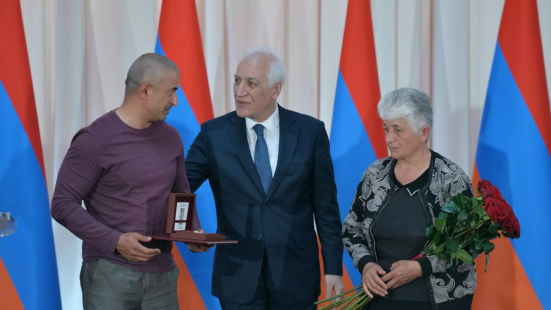 Президент Ваагн Хачатурян по случаю Дня Республики наградил группу военнослужащих и добровольцев министерства обороны медалями (28 мая 2022). Сардарапат