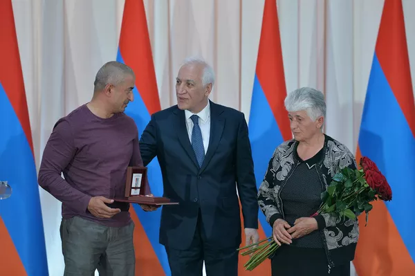 Президент Ваагн Хачатурян по случаю Дня Республики наградил группу военнослужащих и добровольцев министерства обороны медалями (28 мая 2022). Сардарапат Президент Ваагн Хачатурян по случаю Дня Республики наградил группу военнослужащих и добровольцев министерства обороны медалями (28 мая 2022). Сардарапат - Sputnik Армения