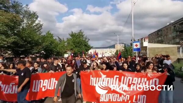Шествие оппозиции началось в столице непризнанного Карабаха, собравшиеся идут к центру  Степанакерта - Sputnik Армения