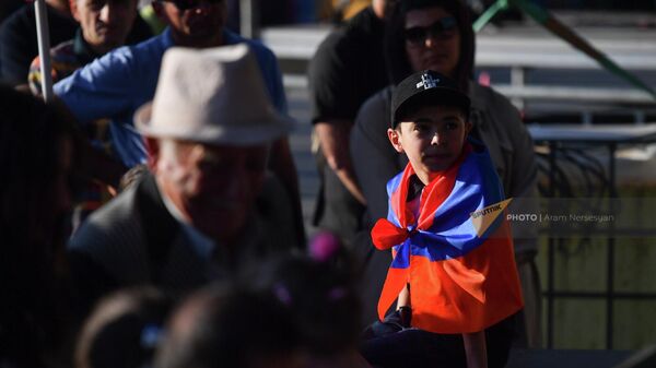 Мальчик с армянским флагом на плечах на митинге оппозиции на площади Франции (28 мая 2022). Еревaн - Sputnik Армения