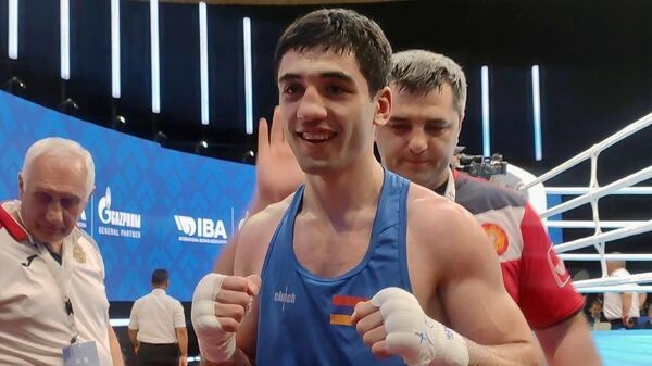 Артур Базеян после полуфинального поединка на ЧЕ по боксу (29 мая 2022). Еревaн - Sputnik Армения