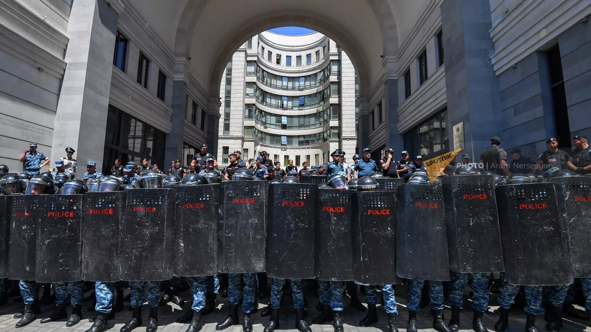 Сотрудники полиции заблокировали проход в правительственное здание (31 мая 2022). Еревaн Сотрудники полиции заблокировали проход в правительственное здание (31 мая 2022). Еревaн - Sputnik Армения, 1920, 31.05.2022