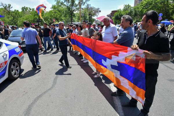 Участники шествия оппозиции остановились и у Армянского государственного экономического университета - Sputnik Армения