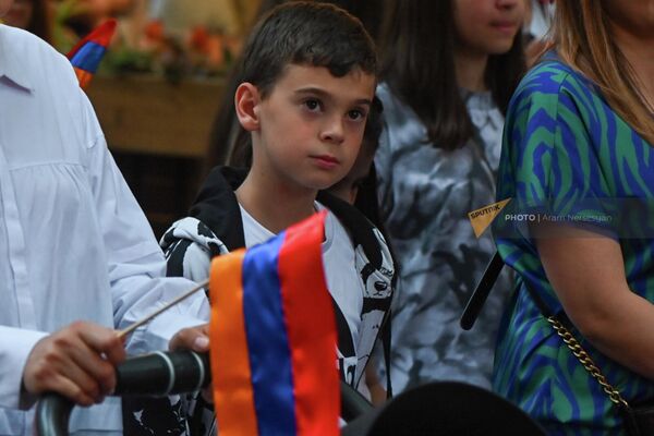 Երեխաները մասնակցում են իրենց պաշտպանության օրվան նվիրված երթին։ - Sputnik Արմենիա