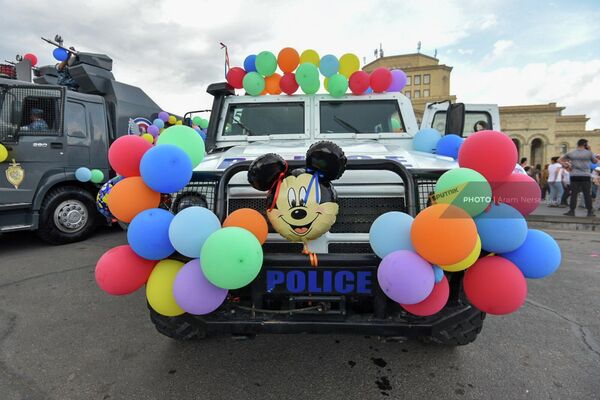 В центре Еревана ко Дню защиты детей поставили машины с водометами и &quot;Тигры&quot;, и украсили их воздушными шариками - Sputnik Армения