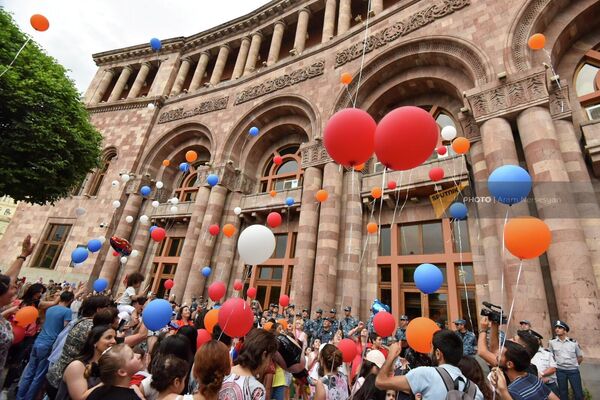 Տոնական փուչիկները Երեխաների պաշտպանության միջազգային օրը Հանրապետության հրապարակում ցույցի ժամանակ - Sputnik Արմենիա