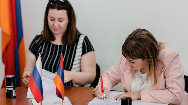 Школы Еревана и Нижнего Новгорода подписали на площадке представительства Россотрудничества в Армении договор о сотрудничестве - Sputnik Армения