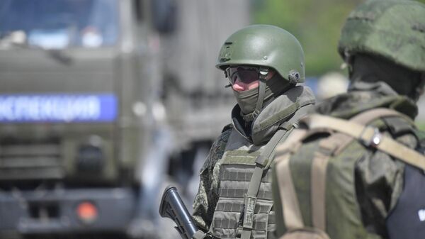 Военнослужащие ВС РФ на блокпосту рядом с территорией завода Азовсталь в Мариуполе - Sputnik Армения