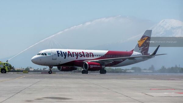 В аэропорту Звартноц приземлился самолет авиакомпании FlyArystan, выполнивший первый рейс из Алматы в Ереван (2 июня 2022). Еревaн - Sputnik Армения