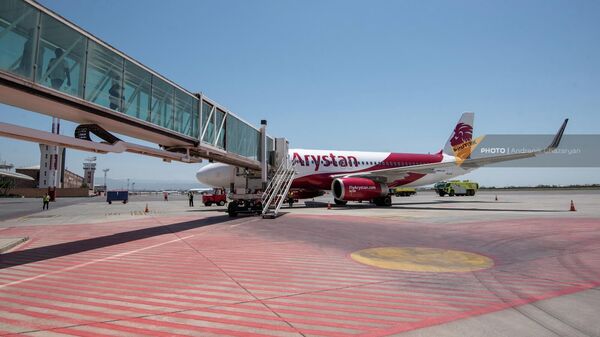 В аэропорту Звартноц приземлился первый рейс авиакомпании FlyArystan (2 июня 2022). Еревaн - Sputnik Армения