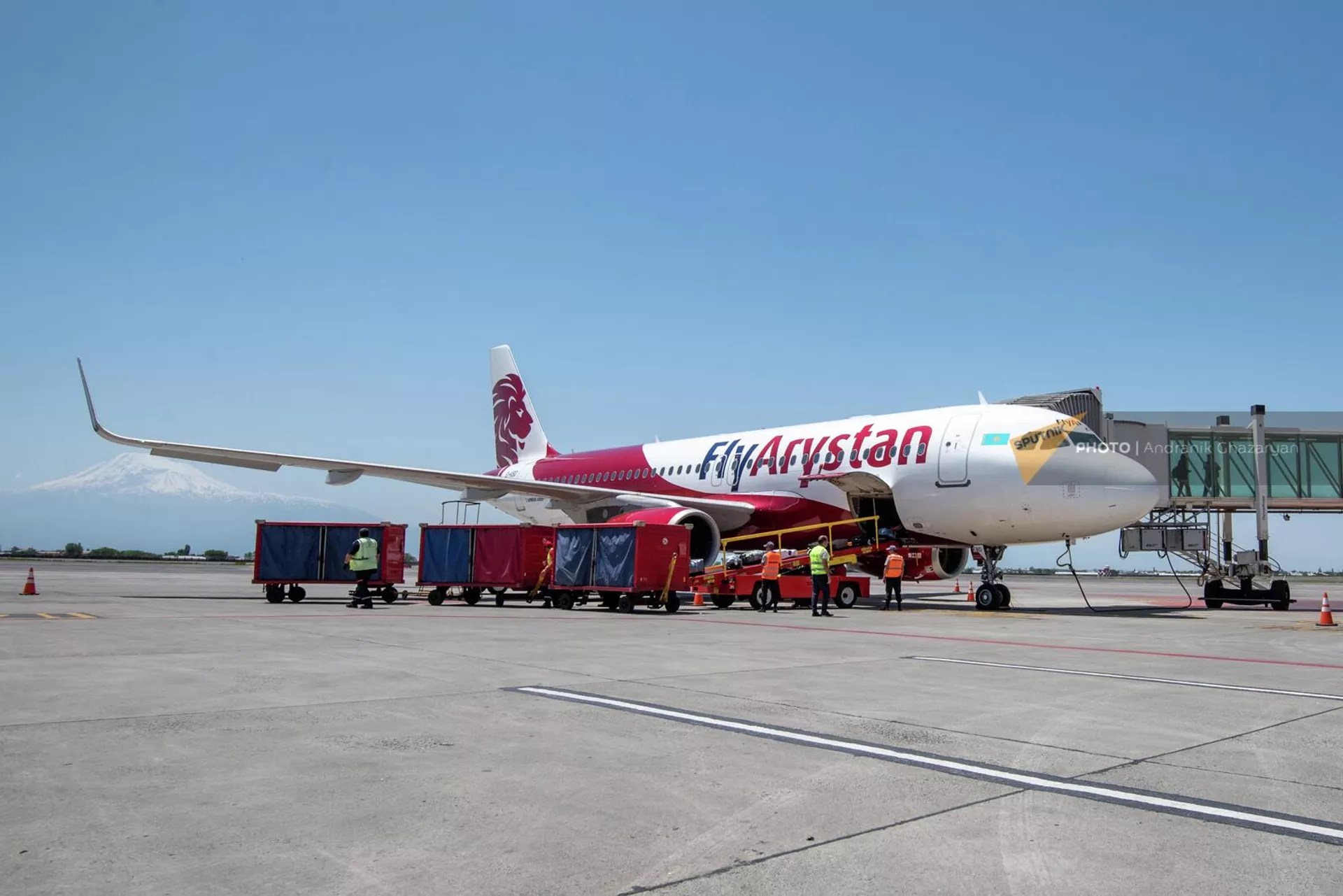 В аэропорту Звартноц приземлился первый рейс авиакомпании FlyArystan (2 июня 2022). Еревaн - Sputnik Армения, 1920, 02.06.2022
