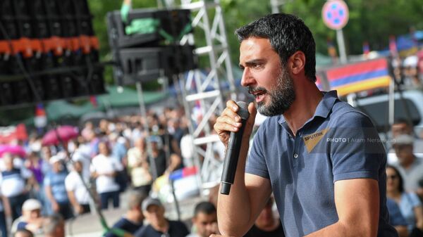 Арам Вардеванян выступает с речью перед сторонниками на площади Франции (3 июня 2022). Еревaн - Sputnik Армения