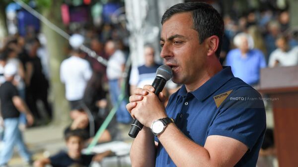 Ишхан Сагателян выступает с речью перед сторонниками на площади Франции (3 июня 2022). Еревaн - Sputnik Армения