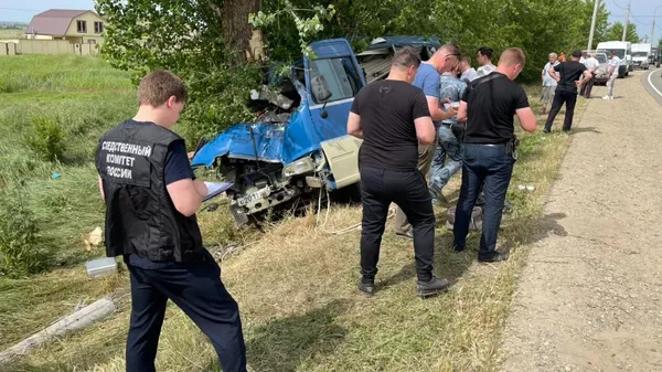Дорожно-транспортное происшествие с участием маршрутного автобуса в районе станицы Голубицкой Темрюкского района - Sputnik Армения