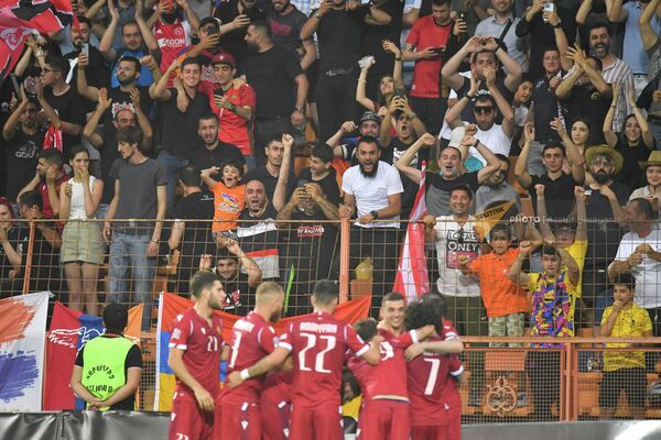 Футболисты и фанаты в эйфории - Sputnik Армения