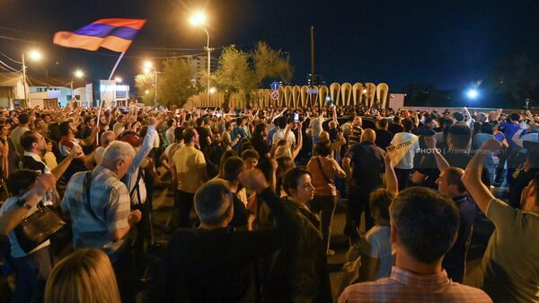 Активисты шествия остановились на улице Прошяна (4 июня 2022). Еревaн - Sputnik Армения