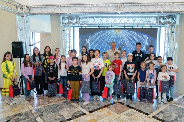 Дети из Мариуполя участвуют в культурной программе на ВДНХ в рамках проекта Дети многонационального народа России и Донбасса - детям Сирии - Sputnik Армения