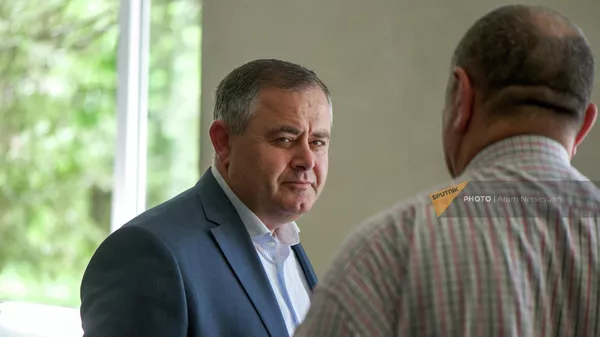 Экс-начальник ГШ ВС РА Артак Давтян перед началом судебного заседания по делу экс-министра обороны Армении (6 июня 2022). Еревaн - Sputnik Армения