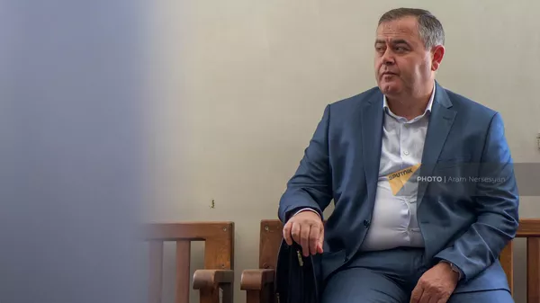 Экс-начальник ГШ ВС РА Артак Давтян перед началом судебного заседания по делу экс-министра обороны Армении (6 июня 2022). Еревaн - Sputnik Армения