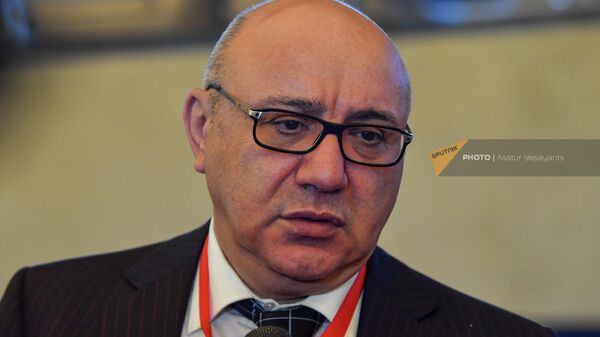 Гурген Арсенян отвечает на вопросы журналистов перед началом заседания Совета Парламентской Ассамблеи ОДКБ (6 июня 2022). Еревaн - Sputnik Армения