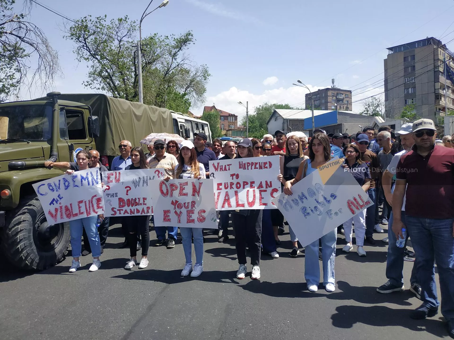 Участники шествия оппозиции остановились у офиса Делегации Европейского союза (7 июня 2022). Еревaн Участники шествия оппозиции остановились у офиса Делегации Европейского союза (7 июня 2022). Еревaн - Sputnik Армения, 1920, 07.06.2022