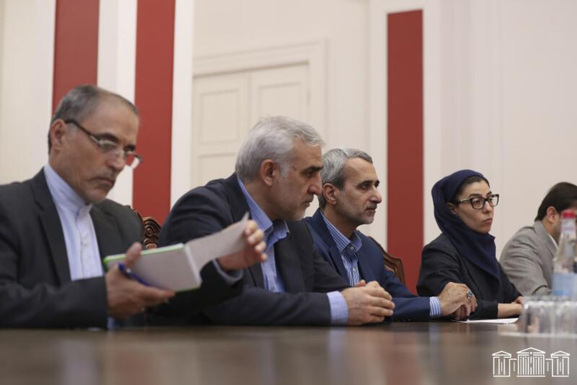 Заместитель председателя НС Армении Акоп Аршакян и руководитель группы дружбы Армения-Иран Геворг Папоян встретились с делегацией во главе с первым вице-председателем Постоянной комиссии по национальной безопасности и внешней политике Меджлиса Ирана Аббасом Моктадой Хорасхани (7 июня 2022). Еревaн Заместитель председателя НС Армении Акоп Аршакян и руководитель группы дружбы Армения-Иран Геворг Папоян встретились с делегацией во главе с первым вице-председателем Постоянной комиссии по национальной безопасности и внешней политике Меджлиса Ирана Аббасом Моктадой Хорасхани (7 июня 2022). Еревaн - Sputnik Армения, 1920, 07.06.2022