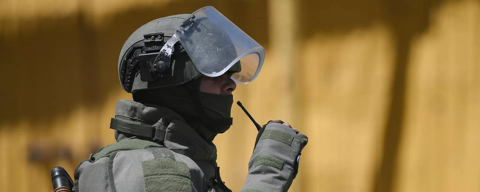 Сапер Международного противоминного центра Вооруженных сил РФ, задействованный в разминировании территории металлургического комбината Азовсталь - Sputnik Армения, 1920, 17.06.2022