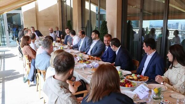 Вице-премьер Амбарцум Матевосян в формате Бизнес-завтрак встретился с руководителями компаний с иностранными инвестициями в Армении (8 июня 2022). Еревaн - Sputnik Армения