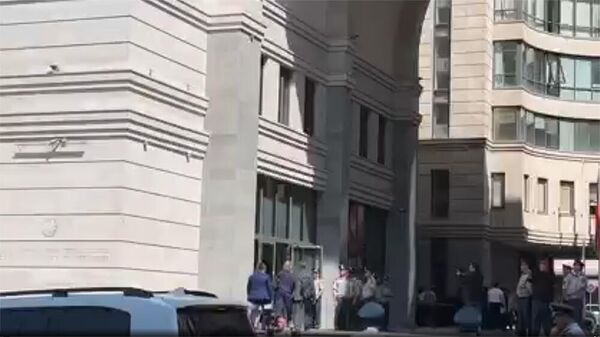 Посол США заходит в здание МИД Армении перед началом встречи глав МИД Армении и России  - Sputnik Армения
