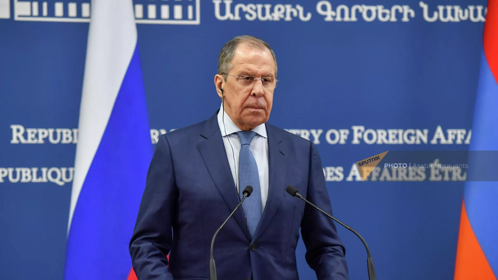 Министр иностранных дел России Сергей Лавров во время совместной пресс-конференции с главой МИД Армении по итогам встречи (9 июня 2022). Еревaн