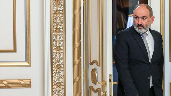 Премьер-министр Никол Пашинян во время встречи с министром иностранных дел РФ Сергеем Лавровым (9 июня 2022). Еревaн - Sputnik Армения