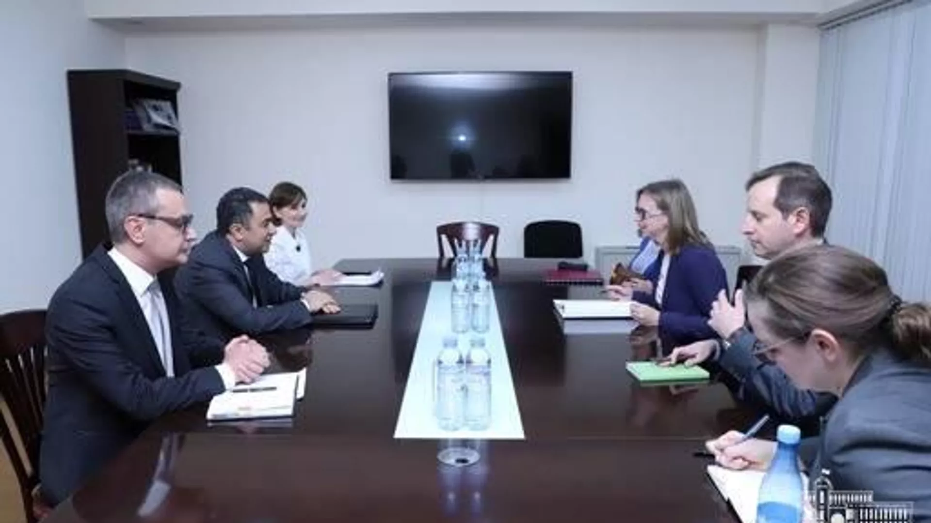 Заместитель госсекретаря Ваге Геворкян принял делегацию во главе с помощником госсекретаря США по вопросам демократии, прав человека и труда Карой Макдональд, находящейся с региональным визитом в Армении (9 июня 2022). Еревaн Заместитель госсекретаря Ваге Геворкян принял делегацию во главе с помощником госсекретаря США по вопросам демократии, прав человека и труда Карой Макдональд, находящейся с региональным визитом в Армении (9 июня 2022). Еревaн - Sputnik Армения, 1920, 09.06.2022