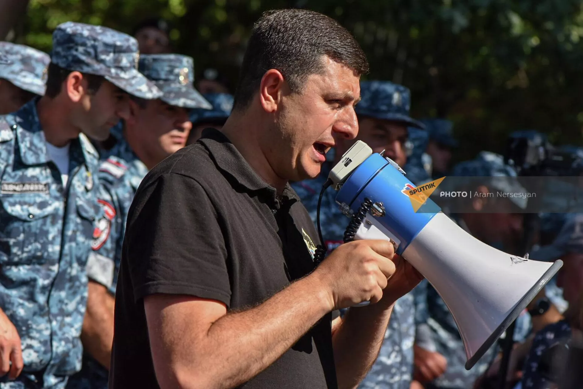 Тигран Абраамян выступает перед участниками митинга оппозиции в рамках акции Неповиновения перед резиденцией президента Армении (10 июня 2022). Еревaн Тигран Абраамян выступает перед участниками митинга оппозиции в рамках акции Неповиновения перед резиденцией президента Армении (10 июня 2022). Еревaн - Sputnik Армения, 1920, 10.06.2022