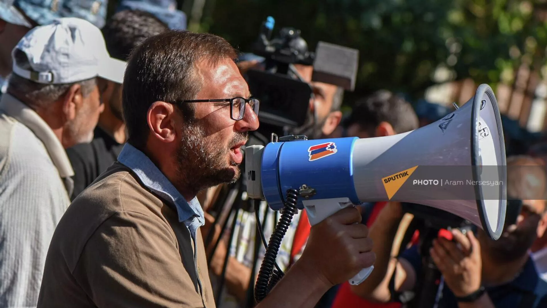 Гегам Манукян выступает перед участниками митинга оппозиции в рамках акции Неповиновения перед резиденцией президента Армении (10 июня 2022). Еревaн Гегам Манукян выступает перед участниками митинга оппозиции в рамках акции Неповиновения перед резиденцией президента Армении (10 июня 2022). Еревaн - Sputnik Армения, 1920, 10.06.2022
