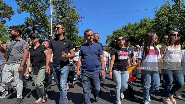 Арам Вардеванян и Ишхан Сагателян возглавляют шествие участников митинга оппозиции в рамках акции Неповиновения (10 июня 2022). Еревaн - Sputnik Армения