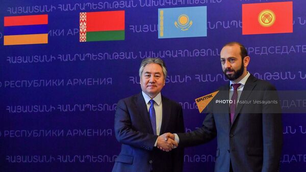 Ժեենբեկ Կուլուբաևն ու Արարատ Միրզոյանը - Sputnik Արմենիա