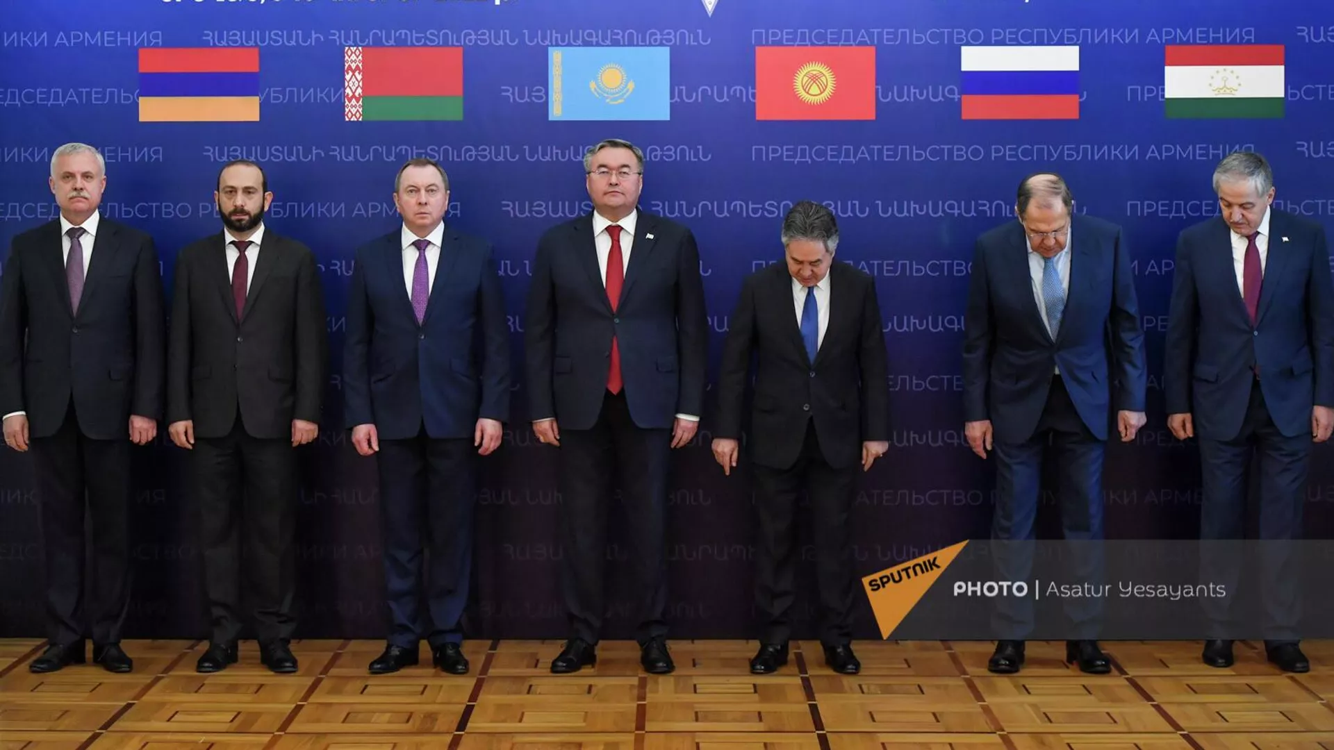 Главы МИД строятся для фотографирования перед заседанием Совета министров иностранных дел стран ОДКБ