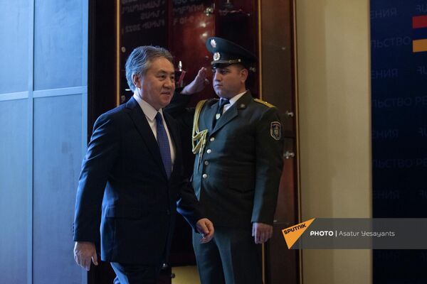 Глава МИД Кыргызстана Жээнбек Кулубаев входит в здание резиденции президента Армении - Sputnik Армения