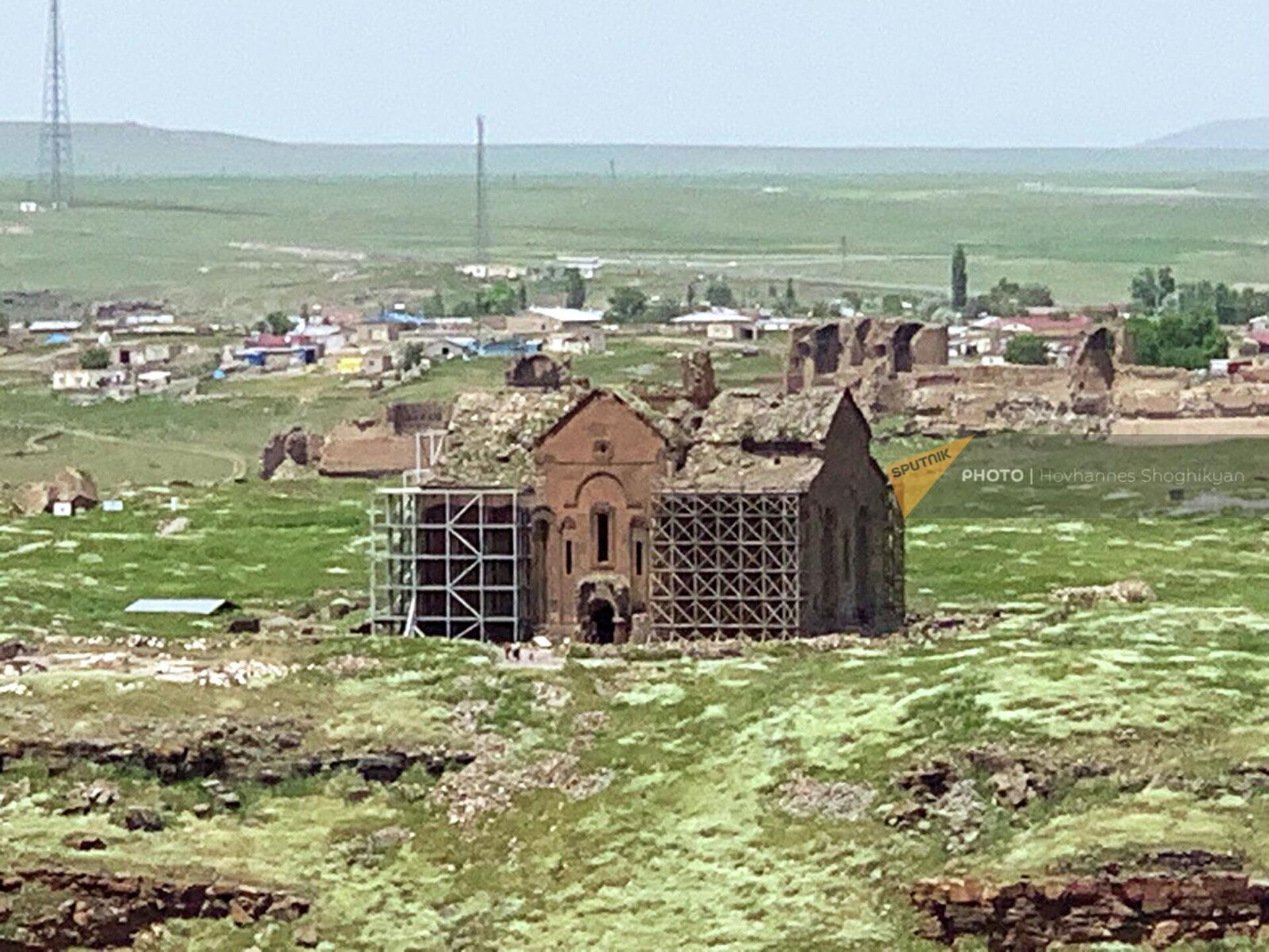 Вид на руины Ани из армянского приграничного села Нор Шен (бывший Харков) - Sputnik Армения, 1920, 13.06.2022