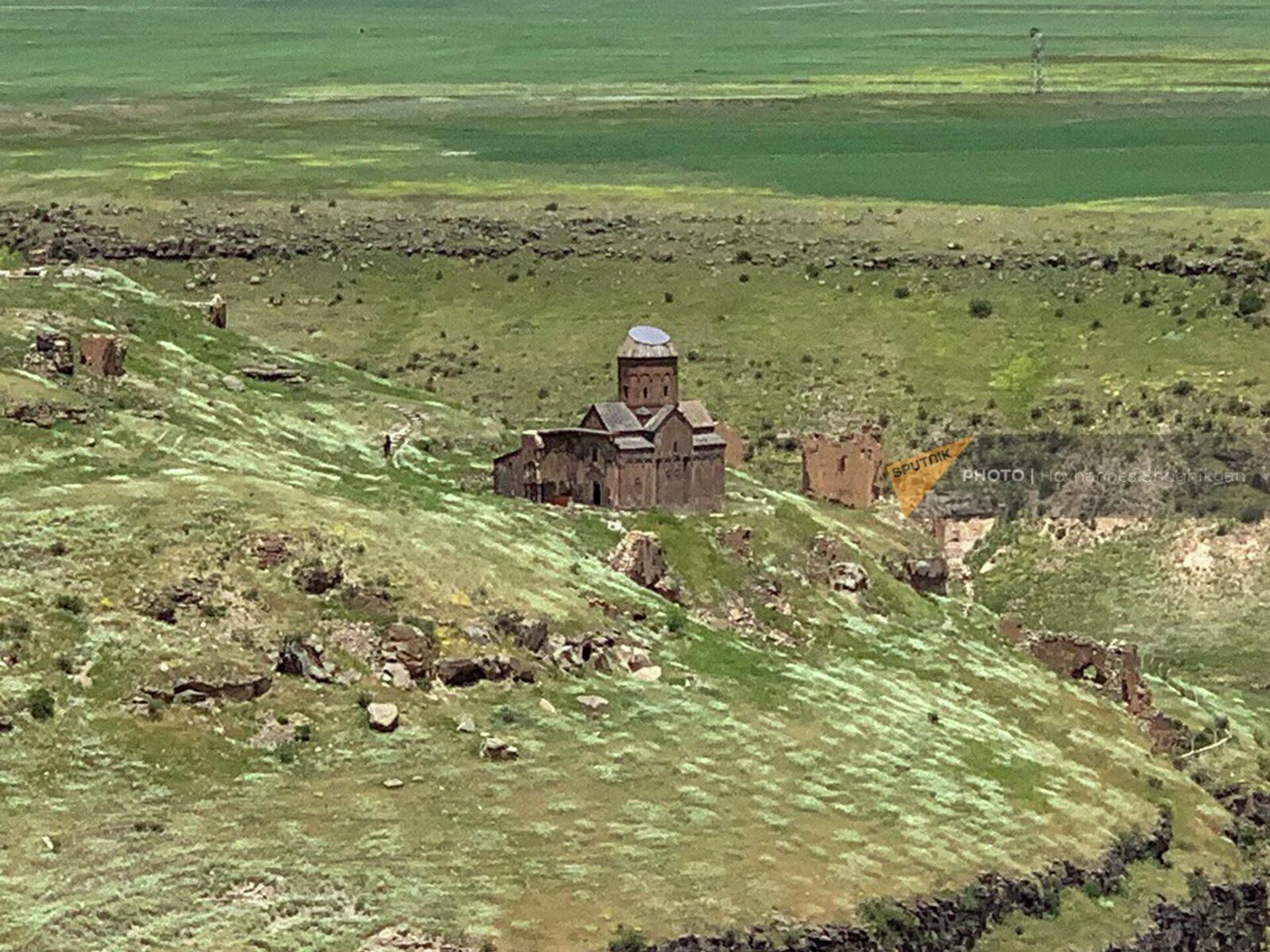 Вид на руины Ани из армянского приграничного села Нор Шен (бывший Харков) - Sputnik Армения, 1920, 13.06.2022