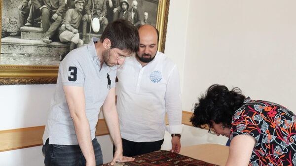 Մշակութային գործիչ Նարեկ Վան Աշուղաթոյանը 19-րդ դարով թվագրվող գորգ է նվիրել է Հայաստանի պատմության թանգարանին - Sputnik Արմենիա