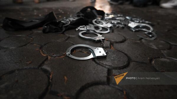 Выброшенные на землю наручники и черные повязки во время акции протеста молодежи у здания Генпрокуратуры (11 июня 2022). Еревaн - Sputnik Армения