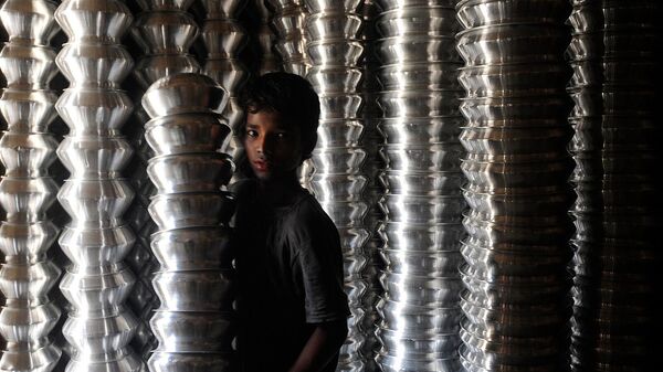Мальчик из Бангладеш работает на фабрике по производству алюминиевых горшков в Дакке - Sputnik Армения