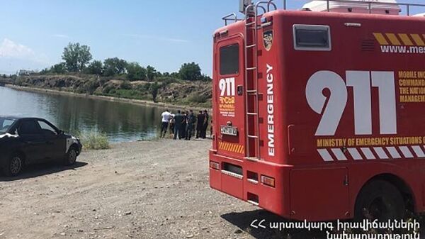 Спасатели МЧС вытащили из Ереванского озера тело утопленника (12 июня 2022). Еревaн - Sputnik Армения