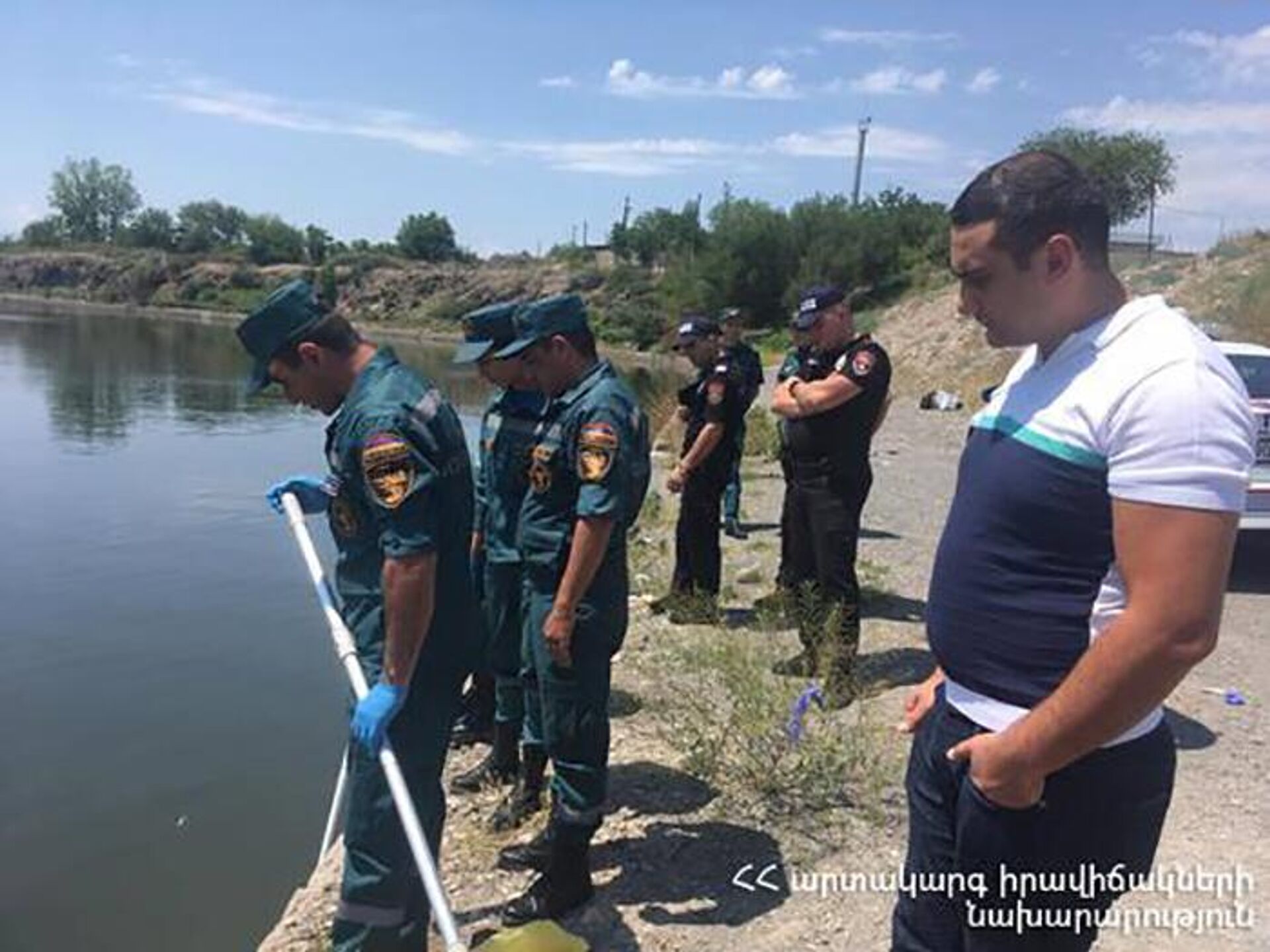 Спасатели МЧС вытащили из Ереванского озера тело утопленника (12 июня 2022). Еревaн - Sputnik Արմենիա, 1920, 12.06.2022