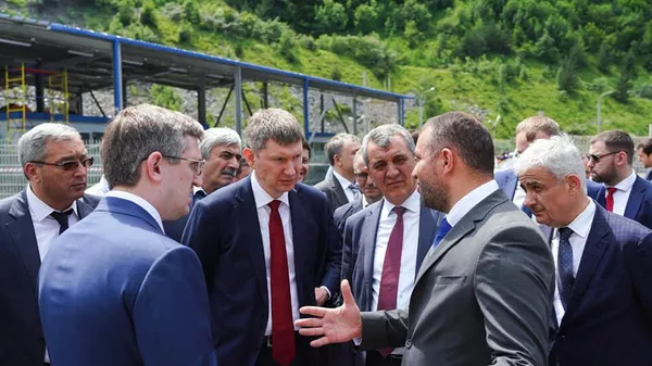 Встреча министра экономики Армении Ваана Керобяна с министром экономического развития России Максимом Решетниковым на КПП Верхний Ларс (11 июня 2022) - Sputnik Армения