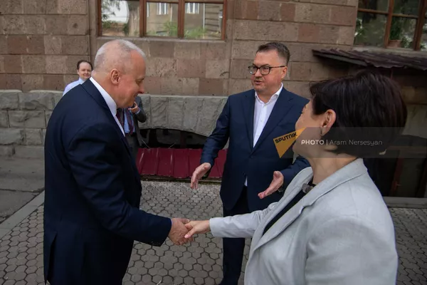 Директор Национальной библиотеки Армении Анна Чулян, руководитель Русского дома Вадим Фефилов и посол РФ Сергей Копыркин перед открытием выставки Александр Грибоедов. Дорога на Кавказ (13 июня 2022). Еревaн - Sputnik Армения