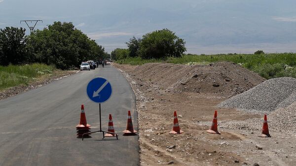 Дорожные знаки на перекрытом из-за ремонта участке автодороги Айнтап-Мхчян-Арташат-Айгаван - Sputnik Армения