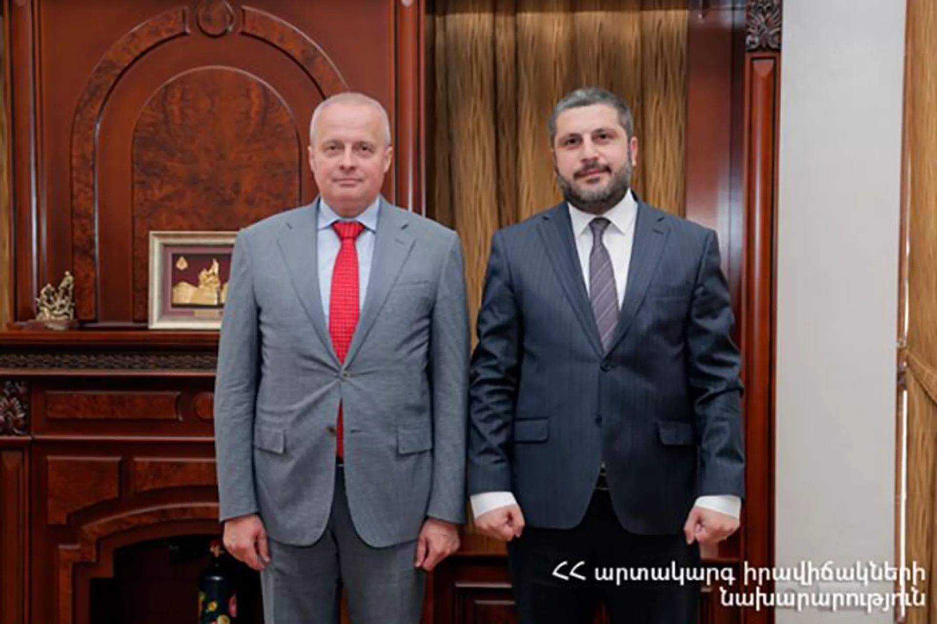 Министр по ЧС Армен Памбухчян принял Чрезвычайного и полномочного посла России Сергея Копыркина (14 июня 2022). Еревaн Министр по ЧС Армен Памбухчян принял Чрезвычайного и полномочного посла России Сергея Копыркина (14 июня 2022). Еревaн - Sputnik Армения, 1920, 14.06.2022