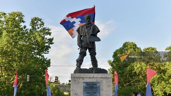 Արցախի դրոշը Երևանի Ֆրանսիայի հրապարակում - Sputnik Արմենիա